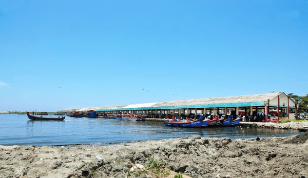 Neendakara Beach view 