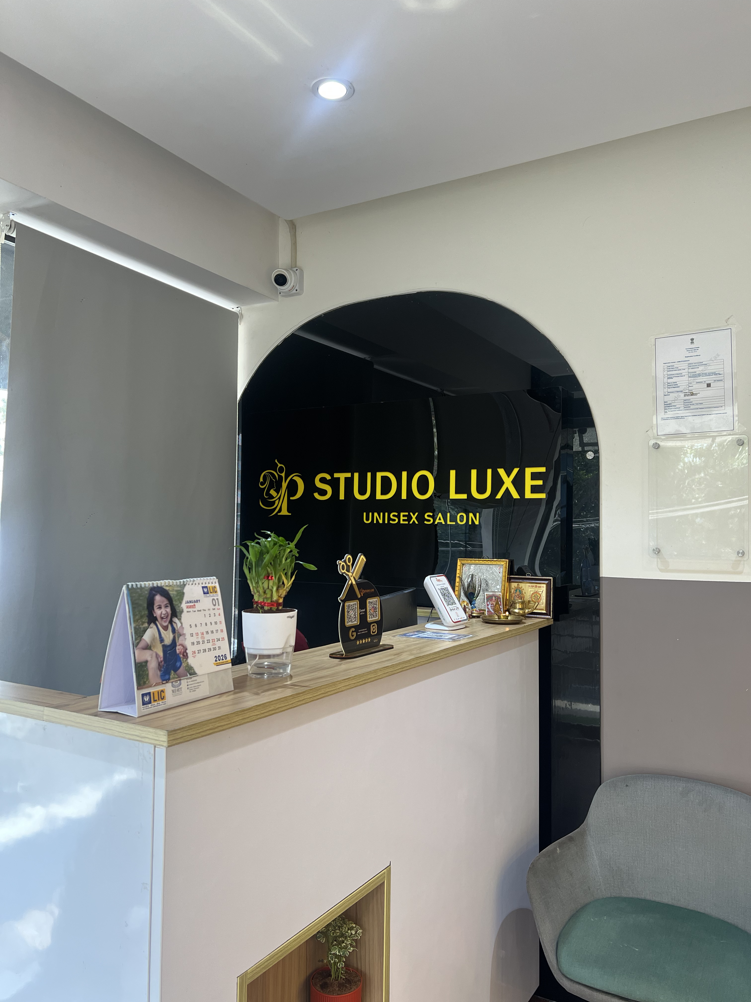 Professional makeup and makeover Studio Luxe Salon